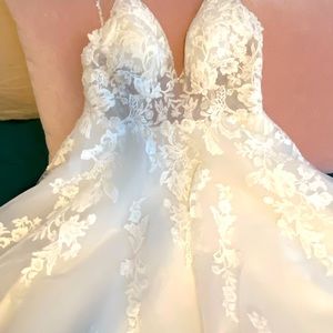 Gorgeous wedding dress- excellent condition!
